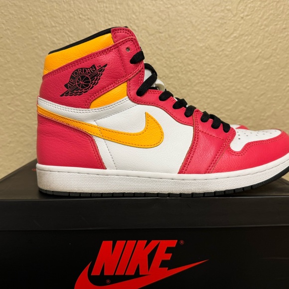 Jordan 1 retro high OG Light Fusion Red Size 11 - Picture 3 of 7